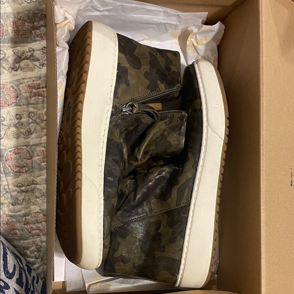 Sofft Womens Camouflage Zip-Up Sneakers